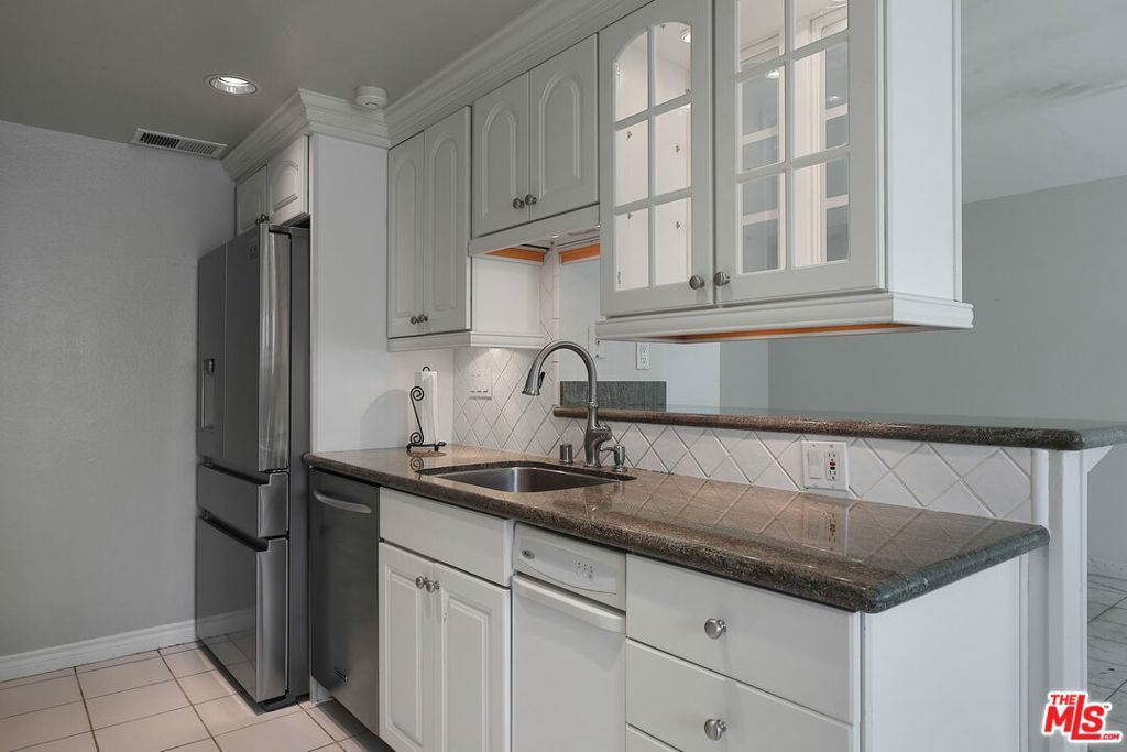 Image 20 of property listing at 13050 Maxella Avenue 2, Los Angeles, CA 90292
