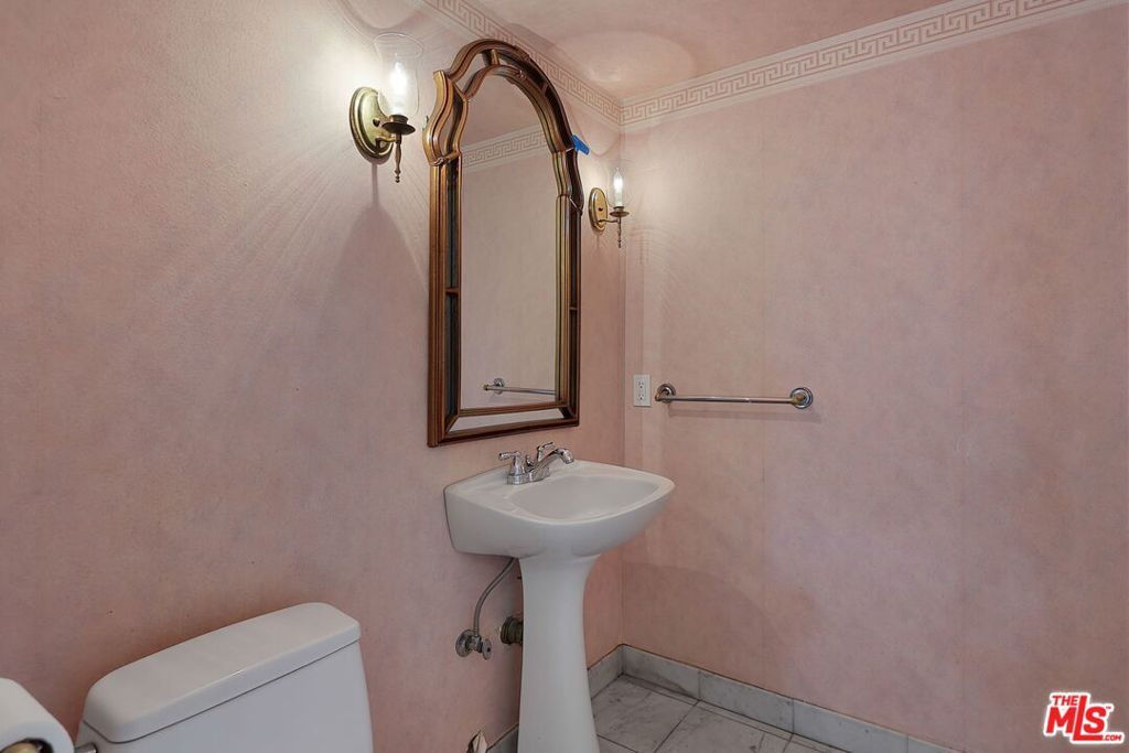 Image 21 of property listing at 13050 Maxella Avenue 2, Los Angeles, CA 90292