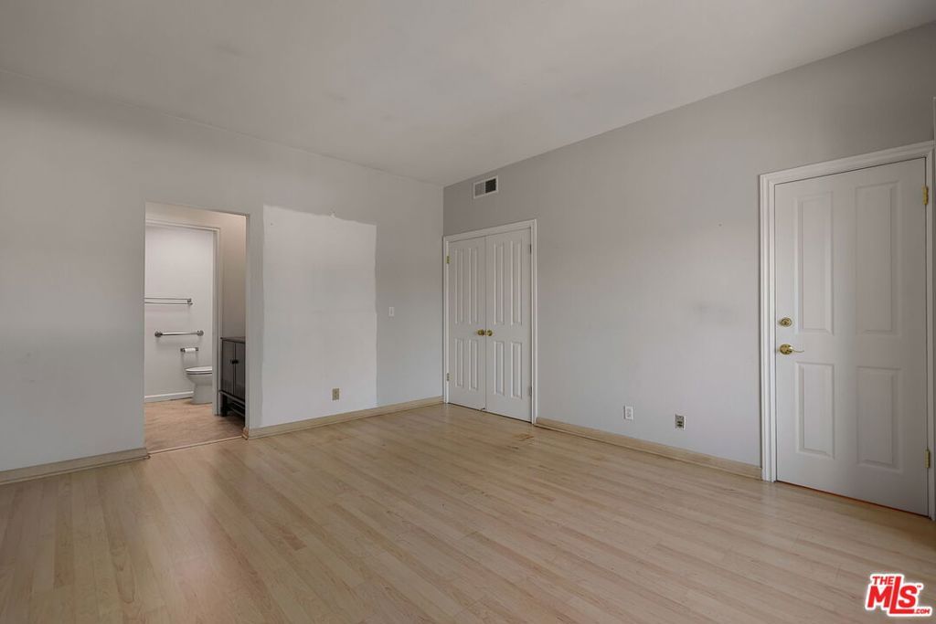 Image 23 of property listing at 13050 Maxella Avenue 2, Los Angeles, CA 90292