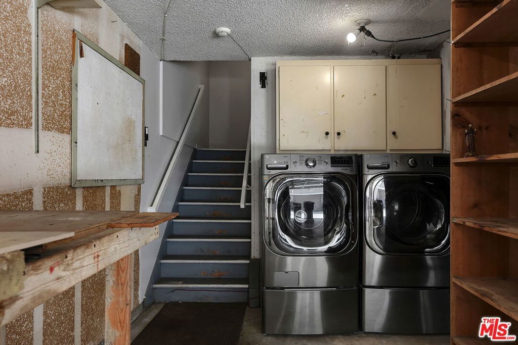 Image 30 of property listing at 13050 Maxella Avenue 2, Los Angeles, CA 90292