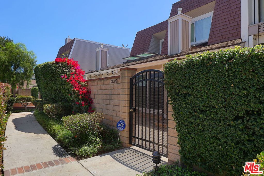 Image 3 of property listing at 13050 Maxella Avenue 2, Los Angeles, CA 90292
