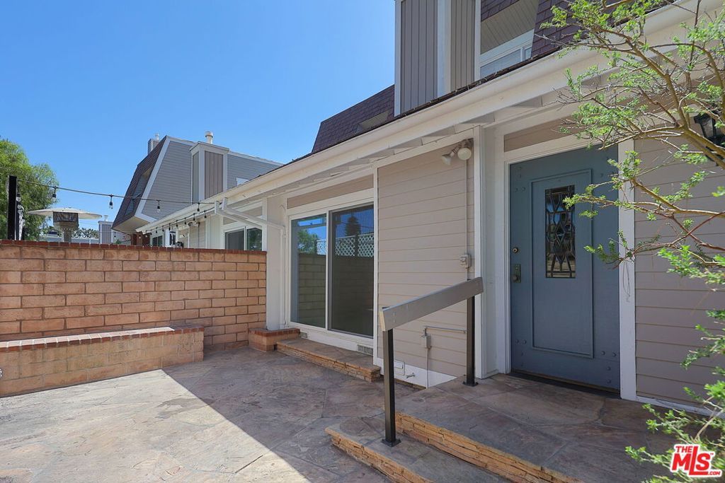 Image 4 of property listing at 13050 Maxella Avenue 2, Los Angeles, CA 90292