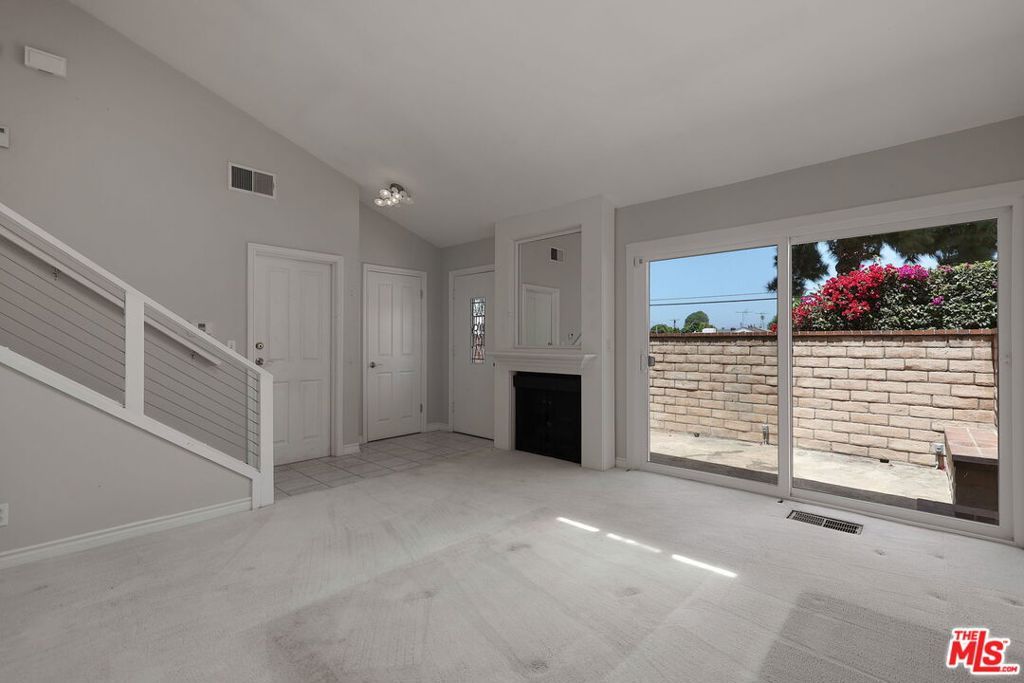 Image 8 of property listing at 13050 Maxella Avenue 2, Los Angeles, CA 90292