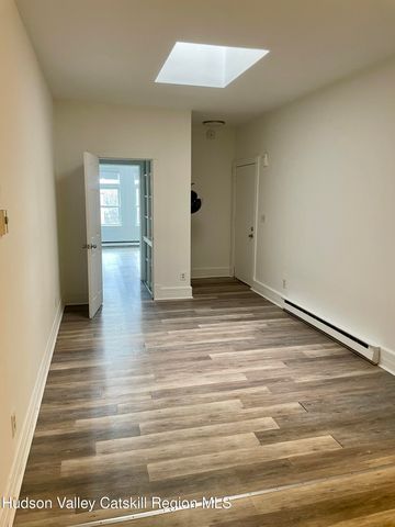 426 Warren Street 3, Hudson, NY 12534