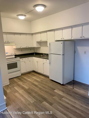 426 Warren Street 3, Hudson, NY 12534