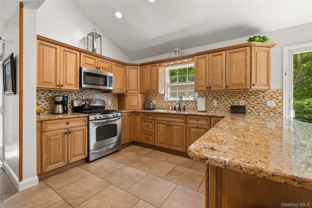 634 Myrtle Avenue, West Islip, NY 11795