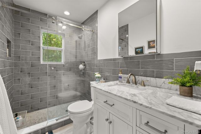 634 Myrtle Avenue, West Islip, NY 11795