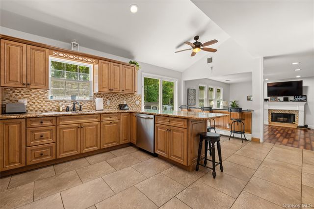634 Myrtle Avenue, West Islip, NY 11795