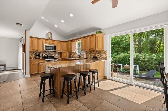634 Myrtle Avenue, West Islip, NY 11795