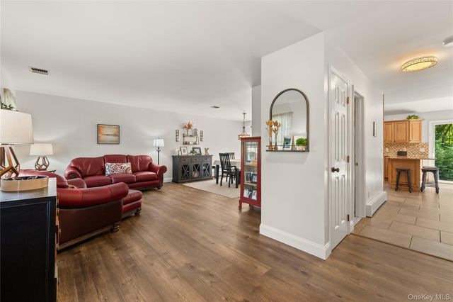 634 Myrtle Avenue, West Islip, NY 11795