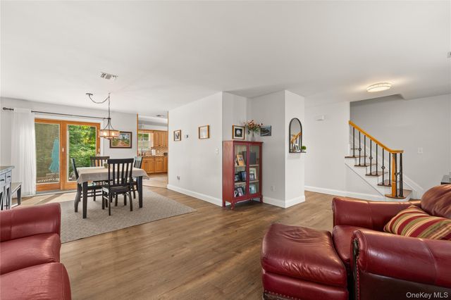 634 Myrtle Avenue, West Islip, NY 11795