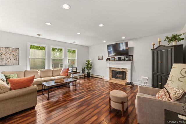 634 Myrtle Avenue, West Islip, NY 11795