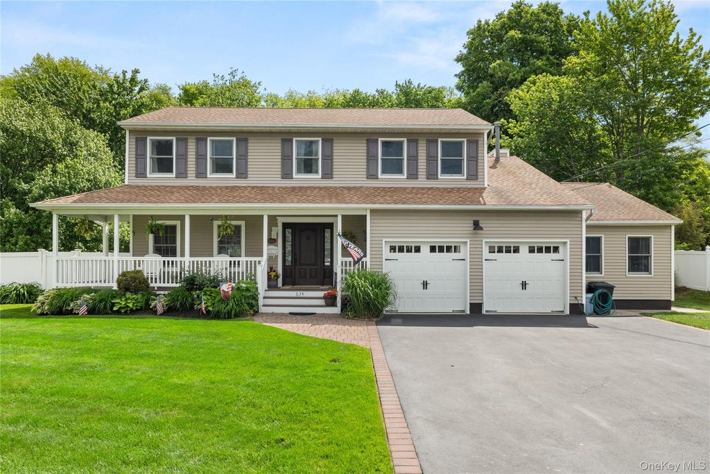 634 Myrtle Avenue, West Islip, NY 11795