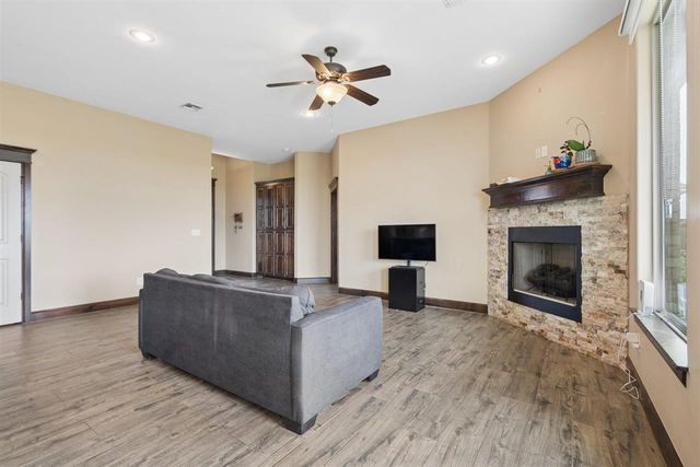307 N Mountain Meadow, Cache, OK 73527