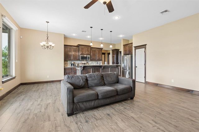 307 N Mountain Meadow, Cache, OK 73527