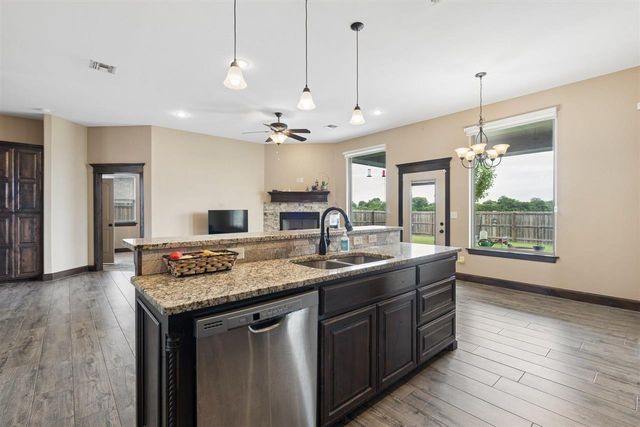 307 N Mountain Meadow, Cache, OK 73527