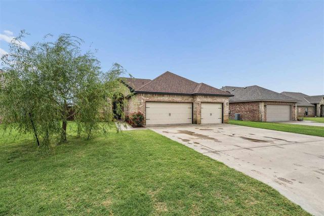 307 N Mountain Meadow, Cache, OK 73527