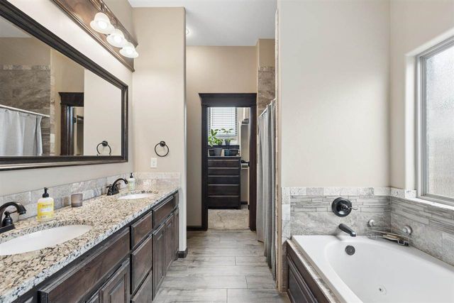 307 N Mountain Meadow, Cache, OK 73527