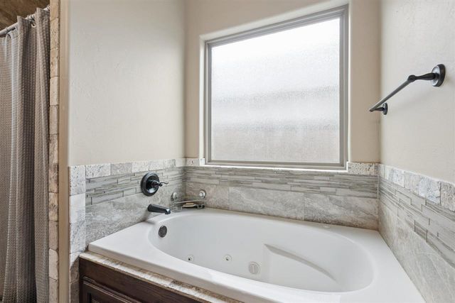 307 N Mountain Meadow, Cache, OK 73527