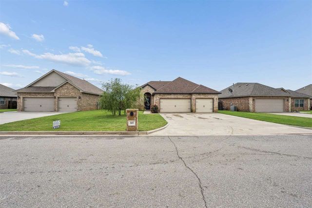 307 N Mountain Meadow, Cache, OK 73527