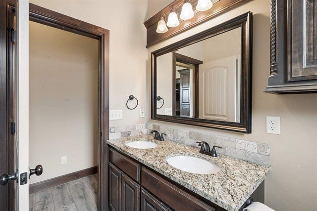 307 N Mountain Meadow, Cache, OK 73527