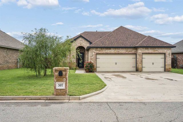 307 N Mountain Meadow, Cache, OK 73527