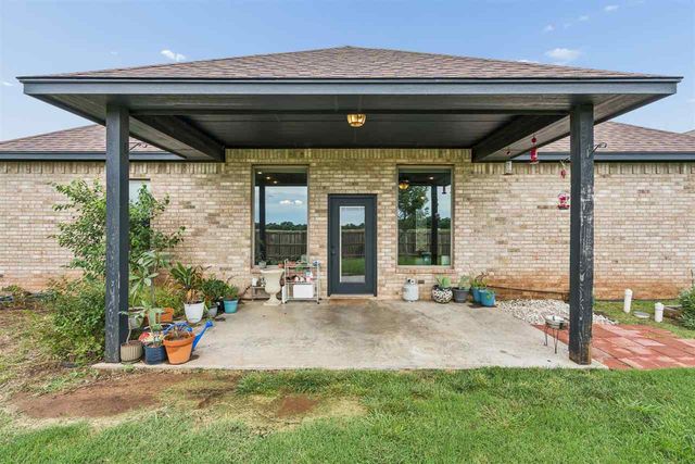 307 N Mountain Meadow, Cache, OK 73527