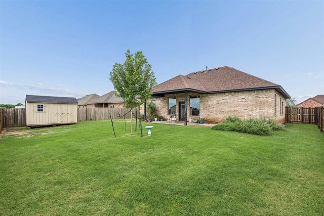307 N Mountain Meadow, Cache, OK 73527