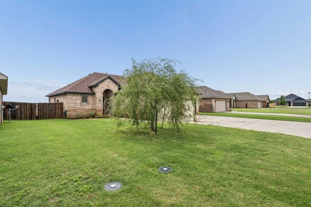 307 N Mountain Meadow, Cache, OK 73527