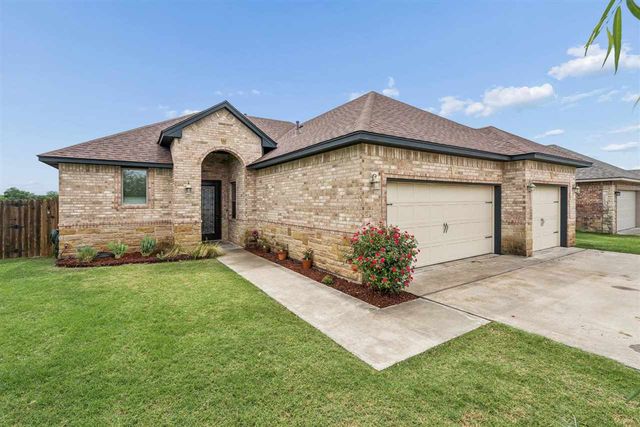 307 N Mountain Meadow, Cache, OK 73527