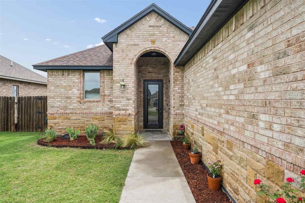 307 N Mountain Meadow, Cache, OK 73527