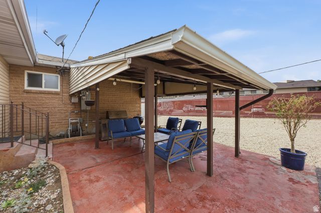 9505 S GARNET DR, Sandy, UT 84094