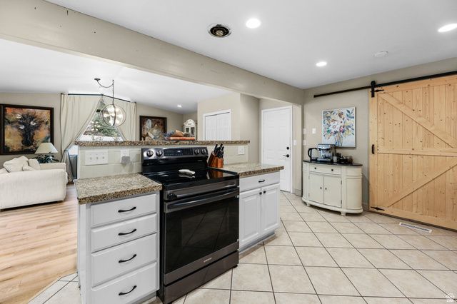 9505 S GARNET DR, Sandy, UT 84094
