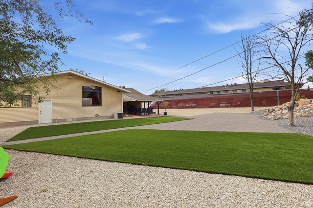 9505 S GARNET DR, Sandy, UT 84094