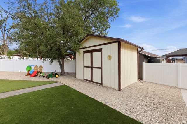 9505 S GARNET DR, Sandy, UT 84094