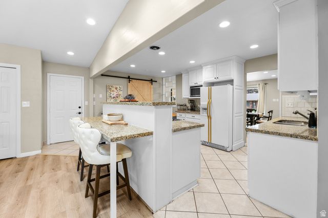9505 S GARNET DR, Sandy, UT 84094