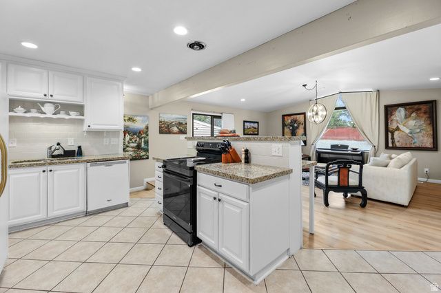 9505 S GARNET DR, Sandy, UT 84094