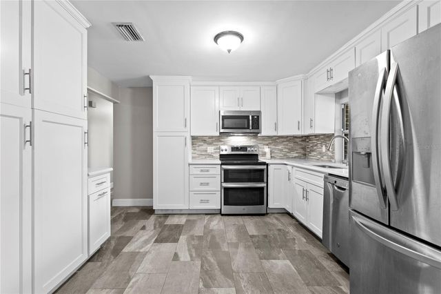 6928 GREENHILL PLACE, Tampa, FL 33617