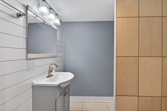 11038 S Eberhart Avenue, Chicago, IL 60628