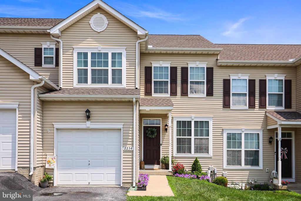 Image 1 of property listing at 2234 LIVE OAK LN #2234, York, PA 17406