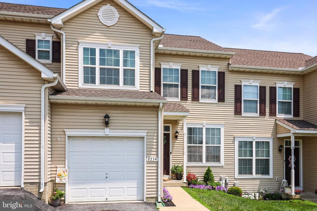 Image 2 of property listing at 2234 LIVE OAK LN #2234, York, PA 17406