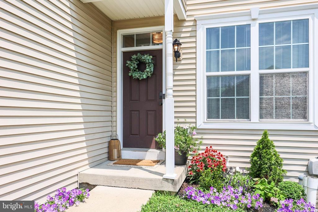 Image 4 of property listing at 2234 LIVE OAK LN #2234, York, PA 17406