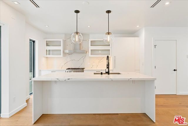 1410 N Poinsettia Place, Los Angeles, CA 90046