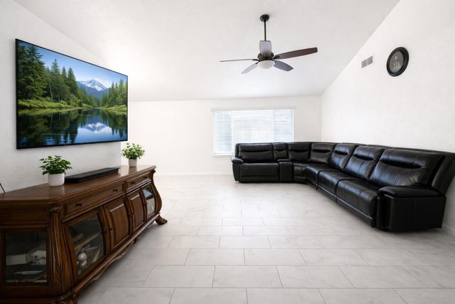 6552 N Blythe Avenue, Fresno, CA 93722