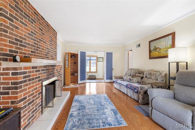 9422 Parklind Drive, St Louis, MO 63126