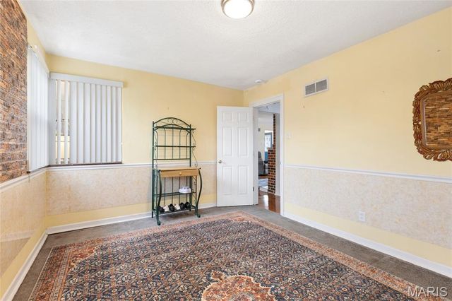 9422 Parklind Drive, St Louis, MO 63126