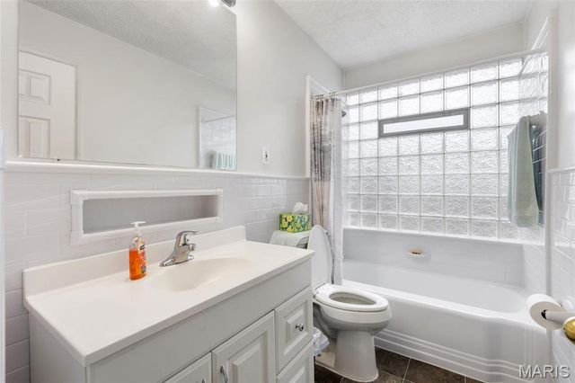 9422 Parklind Drive, St Louis, MO 63126