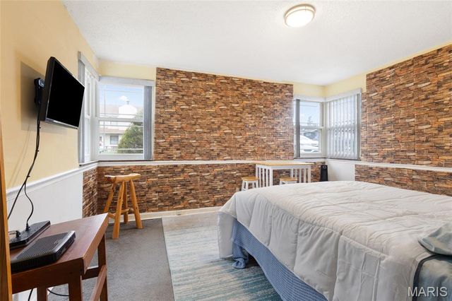 9422 Parklind Drive, St Louis, MO 63126