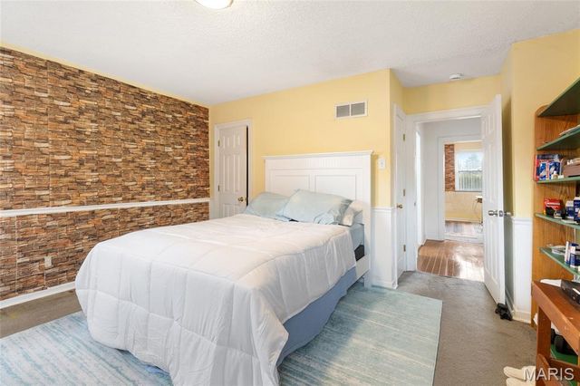 9422 Parklind Drive, St Louis, MO 63126