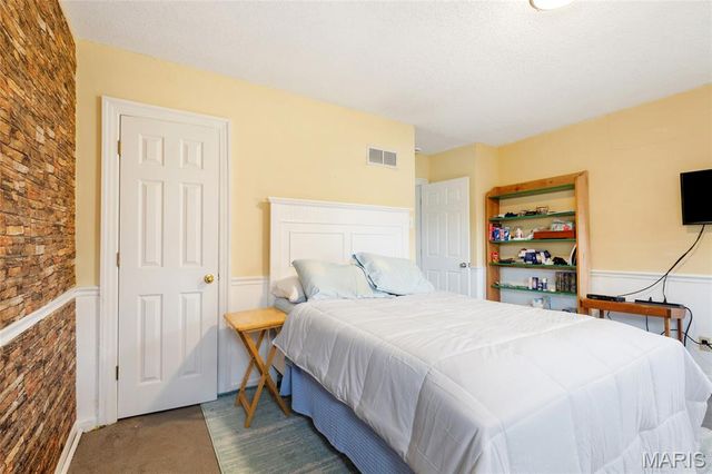 9422 Parklind Drive, St Louis, MO 63126